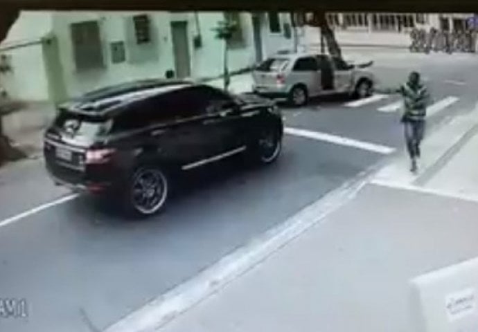 POZNATI NOGOMETAŠ OPLJAČKAN USRED DANA: Pištoljima ga istjerali iz automobila, sve je snimljeno (VIDEO)