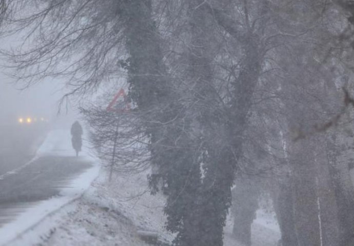 OPŠTI KOLAPS NA PUTEVIMA, OBUSTAVLJEN SAOBRAĆAJ: Zbog snijega upaljen CRVENI METEOALARM!