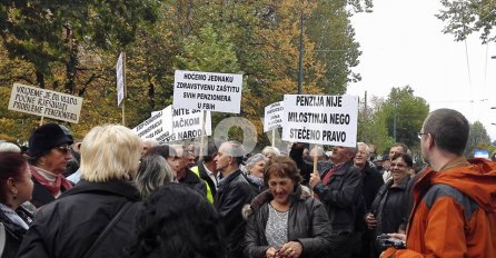 Novi.ba na licu mjesta: Protest penzionera ispred zgrade Vlade FBiH