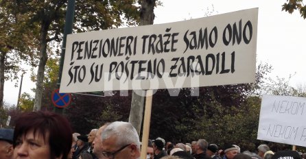 PROTEST U SLICI: Kakve su sve transparente danas ponijeli penzioneri ispred zgrade Vlade FBiH (FOTO)