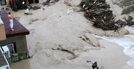 KOBNE POPLAVE: Troje poginulo, traže se nestali u podivljalim bujicama, kuće u selima su potopljene!