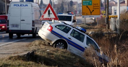 ODJEKNULI PUCNJEVI: Naoružani razbojnici opljačkali trgovinu pa se Mercedesom zaletjeli u policijski automobil!