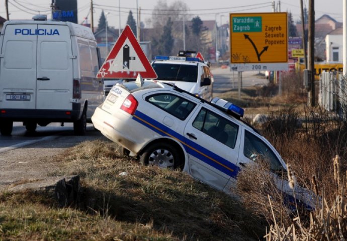 ODJEKNULI PUCNJEVI: Naoružani razbojnici opljačkali trgovinu pa se Mercedesom zaletjeli u policijski automobil!