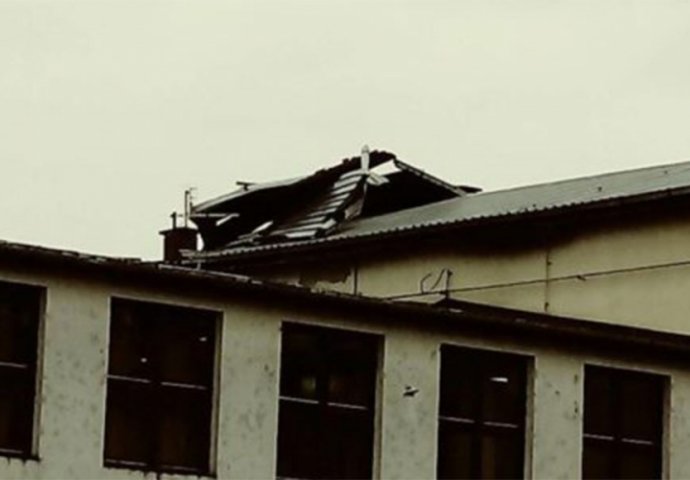 VELIKO NEVRIJEME: Olujni vjetar  odnio krov, nastava obustavljena (FOTO)
