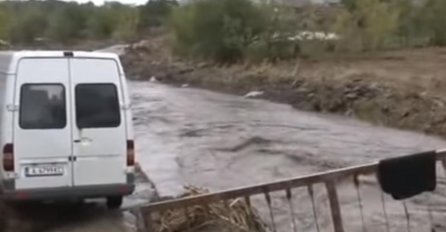 STRAŠNO NEVRIJEME ODNIJELO TRI ŽIVOTA: Poplave izazvale saobraćajni KOLAPS,  KIŠA nikako da PRESTANE! (VIDEO)
