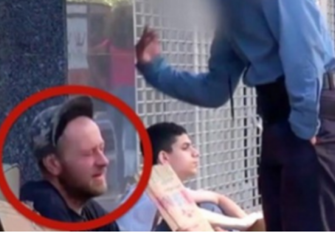 Kada ga je policajka udarila, beskućnik je ostao miran: Ali obratite pažnju šta je dječak u pozadini uradio (VIDEO)