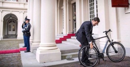 Premijer Holandije na BICIKLU ide na sastanak kod kralja 