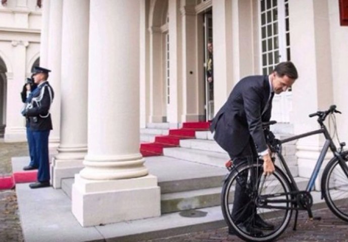 Premijer Holandije na BICIKLU ide na sastanak kod kralja 