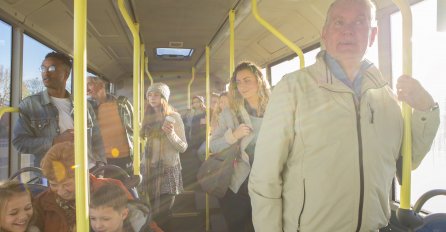 Stručnjaci za zdravlje upozoravaju: Starijim osobama se u javnom prijevozu NE TREBA USTAJATI!