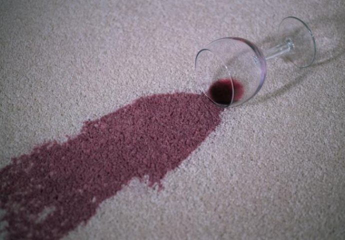 KORISNI SAVJETI: Evo kako da uklonite fleke od crnog vina!