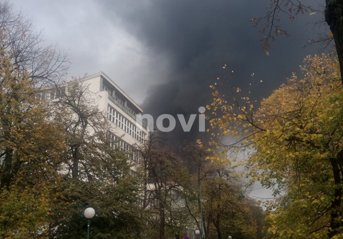 Gori zgrada Mašinskog fakulteta u Sarajevu: Građani s nevjericom gledaju zgradu u plamenu! 