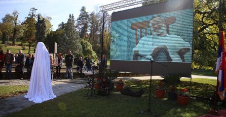 LEGENDE NIKADA NE UMIRU: Otkrivena statua velikanu Draganu Nikoliću, evo kako izgleda!