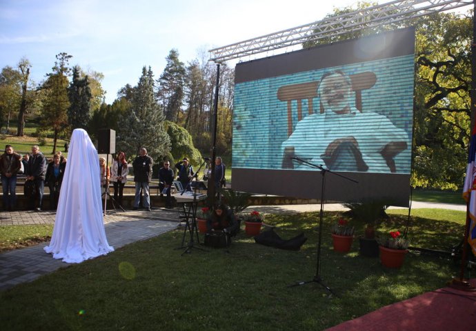 LEGENDE NIKADA NE UMIRU: Otkrivena statua velikanu Draganu Nikoliću, evo kako izgleda!