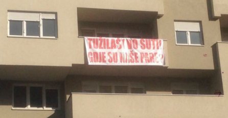 Prevareni kupci stanova u Tuzli istakli transparente zgradi koja se gradi od 2007. godine