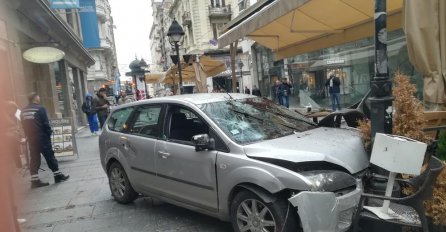 PRVI SNIMCI KRVAVOG NAPADA U BEOGRADU: Svuda polomljeno staklo, kafići uništeni, ima povrijeđenih (FOTO)