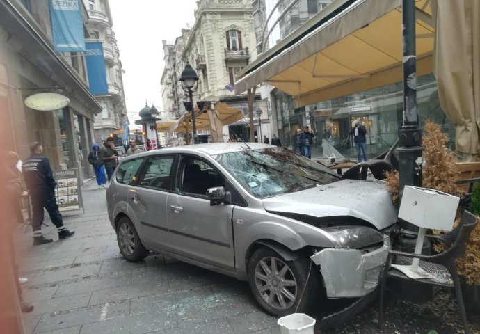 PRVI SNIMCI KRVAVOG NAPADA U BEOGRADU: Svuda polomljeno staklo, kafići uništeni, ima povrijeđenih (FOTO)