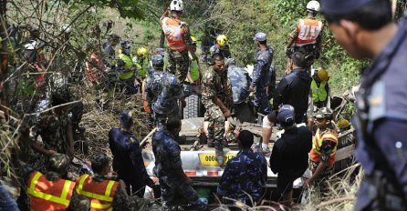 VELIKA NESREĆA Autobus sletio u rijeku : Desetine mrtvih i povrijeđenih 