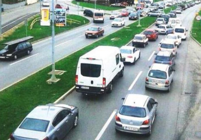 NEKULTURA VOZAČA: Kako se vozač Hitne pomoći snašao u saobraćajnoj gužvi (FOTO)