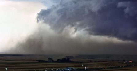 STIŽE ŽESTOKO NEVRIJEME, IZDATO UPOZORENJE: Mogući udari žestoke oluje, a evo u kojim područjima!