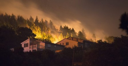 Veliki požar istočno od Omiša: Stotinu vatrogasaca se bori sa vatrenom stihijom