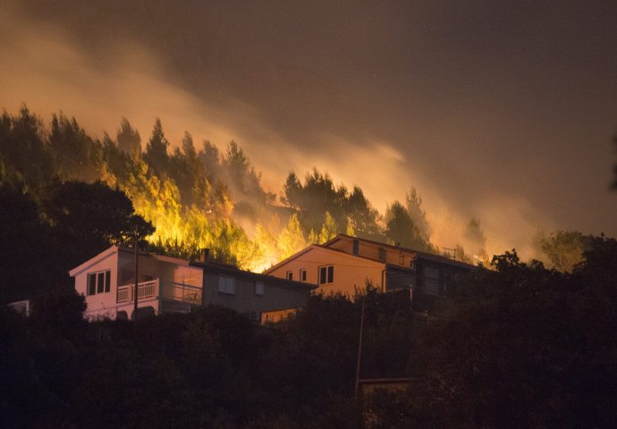 Veliki požar istočno od Omiša: Stotinu vatrogasaca se bori sa vatrenom stihijom