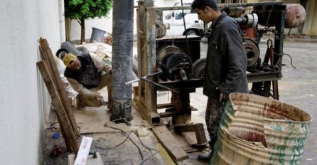 PROPAST NEKADA BOGATE LIBIJE: Stanovnici glavnog grada a u očaju razbijaju betonske pločnike kako bi izbušili bunare za vodu čija je isporuka prestala početkom mjeseca!