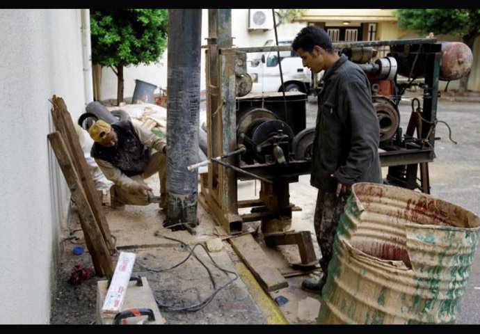 PROPAST NEKADA BOGATE LIBIJE: Stanovnici glavnog grada a u očaju razbijaju betonske pločnike kako bi izbušili bunare za vodu čija je isporuka prestala početkom mjeseca!