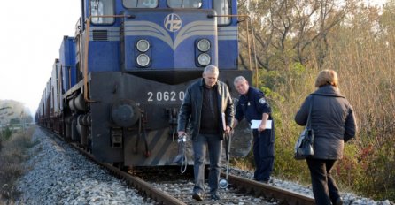 STRAŠNA TRAGEDIJA U NOĆNIM SATIMA: Voz naletio na 22-godišnjaka, preminuo je u bolnici