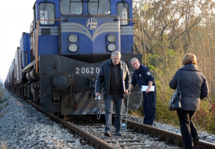 STRAŠNA TRAGEDIJA U NOĆNIM SATIMA: Voz naletio na 22-godišnjaka, preminuo je u bolnici