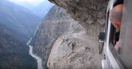 I ovo zovu cestom? Jedan krivi 'korak' i možete se pozdraviti...  