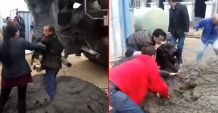 Zatrpao ga cement jer nije htio da se pomjeri, ljudi u panici pokušavali da ga izvuku! Razlog je krajnje bizaran (VIDEO)