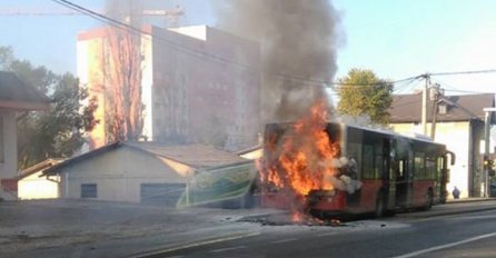 TUZLA: Zapalio se gradski autobus, intervenisali i vatrogasci (FOTO)