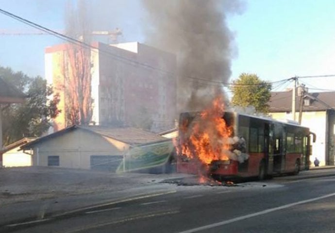 TUZLA: Zapalio se gradski autobus, intervenisali i vatrogasci (FOTO)