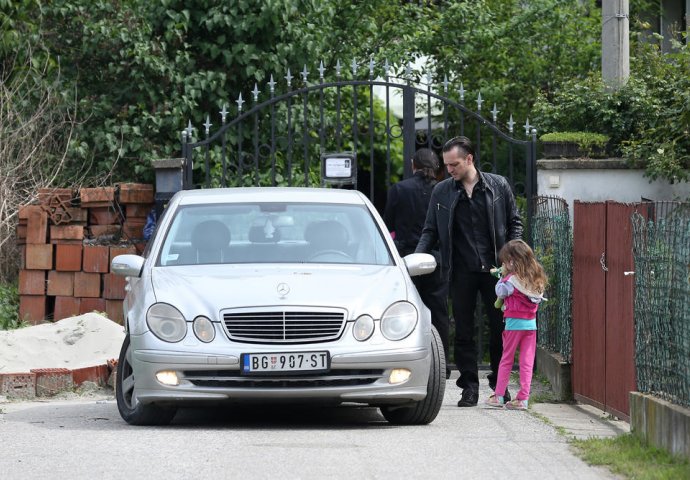 MASKE SU PALE: Zoran je TJERAO JELENU DA SJEDI U KAFIĆU, dok joj je JANA SPAVALA U KRILU! Novi detalji iz života Marjanovića!