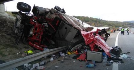 STRAVIČNA NESREĆA NA AUTO-PUTU: Prevrnuo se šleper, u toku akcija SPAŠAVANJA VOZAČA (UZNEMIRUJUĆE FOTOGRAFIJE)