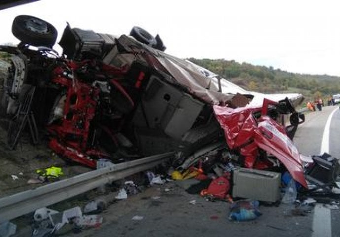 STRAVIČNA NESREĆA NA AUTO-PUTU: Prevrnuo se šleper, u toku akcija SPAŠAVANJA VOZAČA (UZNEMIRUJUĆE FOTOGRAFIJE)