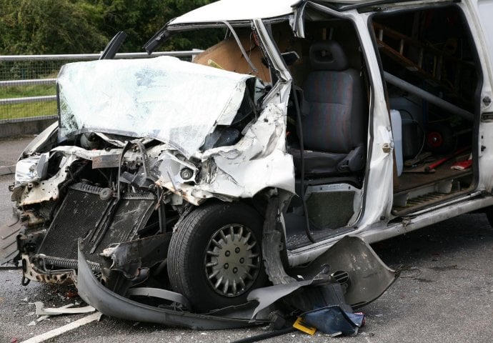 STRAŠAN SUDAR AUTOBUSA I AUDIA: Od automobila ostala samo gomila lima (FOTO) 