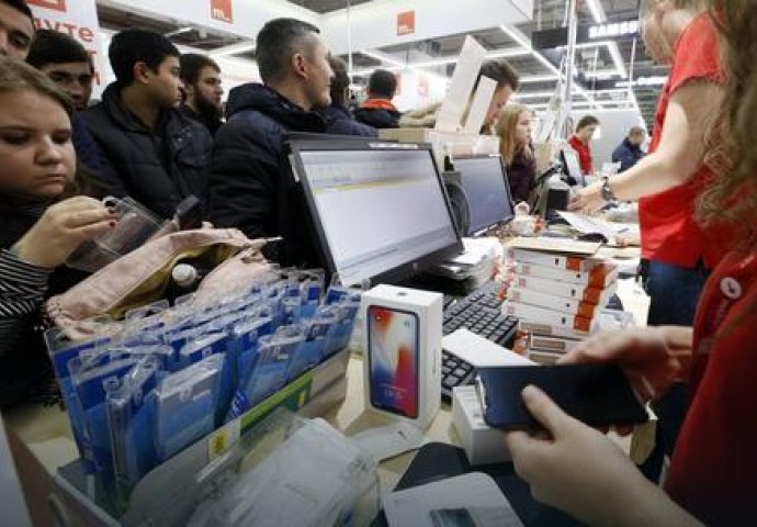 RED OD NEKOLIKO STOTINA METARA: Počela prodaja iPhone X, ljudi spavali na ulici (FOTO)