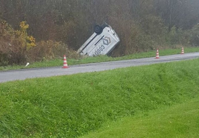 SLETJELI S CESTE I PREVRNULI SE: Poginula djevojka, mladić povrijeđen 