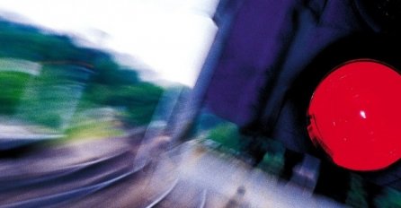 SUDAR VOZA I AUTOMOBILA: Tri osobe poginule