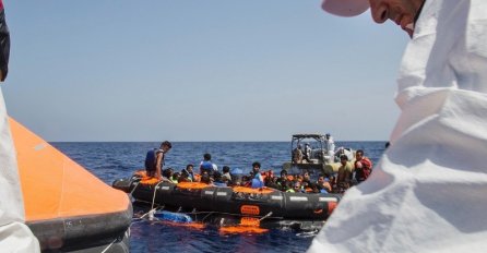 ODVEDENI U NAJBLIŽU LUKU: Iz nasukanog čamca spašeno 175 migranata
