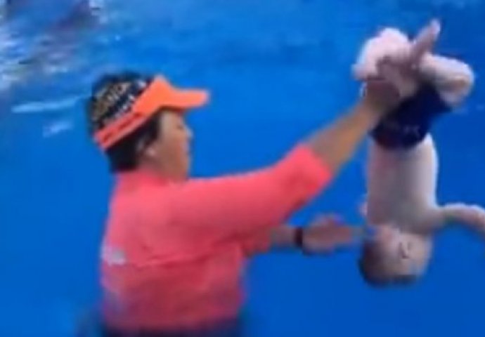 Svog devetomjesečnog sina bacila u vodu da vidi da li umije da pliva: Ostala je u šoku onim što je usljedilo (VIDEO)