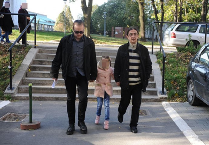 VLADIMIR SE POJAVIO PRED SUDOM DRŽEĆI ZA RUKU MALU JANU: Svi se pitaju zašto su otac i kćerka Zorana Marjanovića došli u sud!