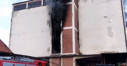 Buknuo veliki požar u skladištu:  4 vatrogasne ekipe gase vatrenu stihiju (VIDEO)