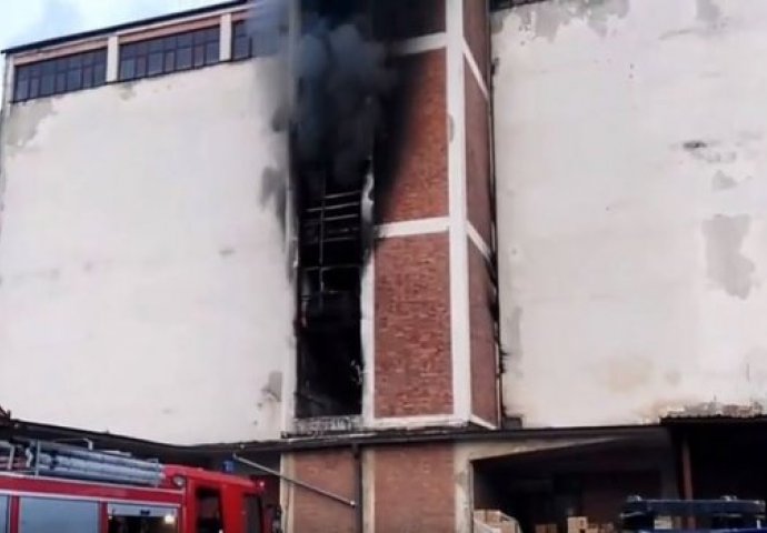 Buknuo veliki požar u skladištu:  4 vatrogasne ekipe gase vatrenu stihiju (VIDEO)