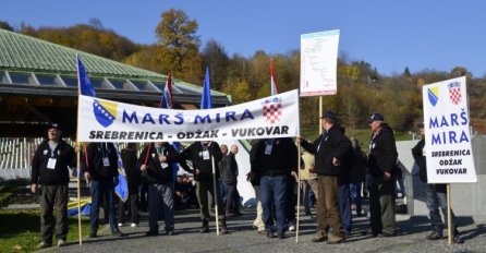 Iz Memorijalnog centra Potočari krenuo 'Marš mira' Srebrenica - Vukovar
