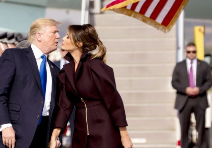 TRUMP JE OTIŠAO OD MELANIJE, A ONDA MU JE ONA DOBACILA NEKOLIKO RIJEČI: Odmah se okrenuo i pred svima uradio NEVJEROVATNU STVAR! (FOTO)