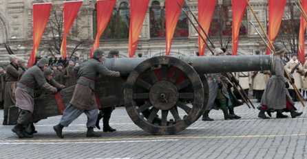 STOGODIŠNjICA OKTOBARSKE REVOLUCIJE: U Moskvi rekonstruisana vojna parada iz 1941. godine (FOTO)