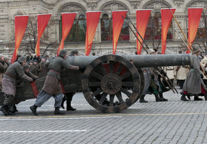 STOGODIŠNjICA OKTOBARSKE REVOLUCIJE: U Moskvi rekonstruisana vojna parada iz 1941. godine (FOTO)