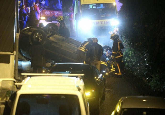 DRAMA U CENTRU: Stariji vozač izgubio nadzor nad automobilom i prevrnuo se na krov